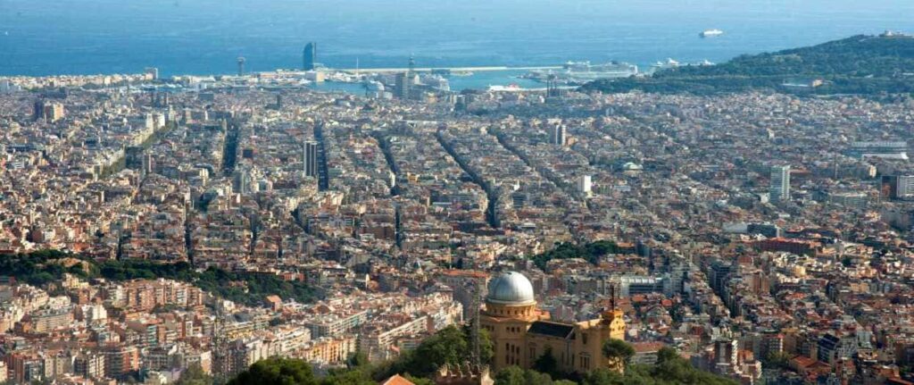 Vistas panorámicas de Barcelona desde el Tibidabo