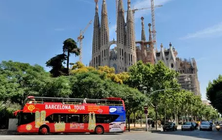 Bus turístico de Barcelna City Tour frente a la Sagrada Familia