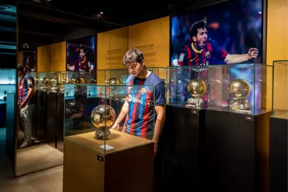 Fan viendo la exposición en el Museo del FC Barcelona