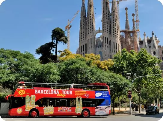 Bus Hop on Hop off de Barcelona City Tour frente a la Sagrada Familia.